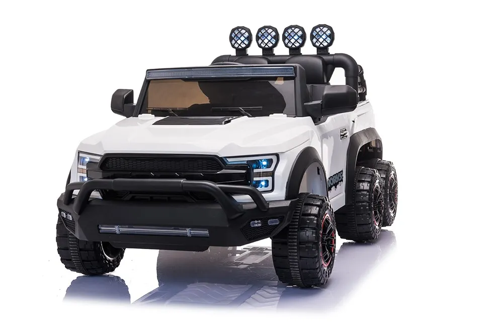 Les enfants montent sur une grande voiture 2 places 6 roues